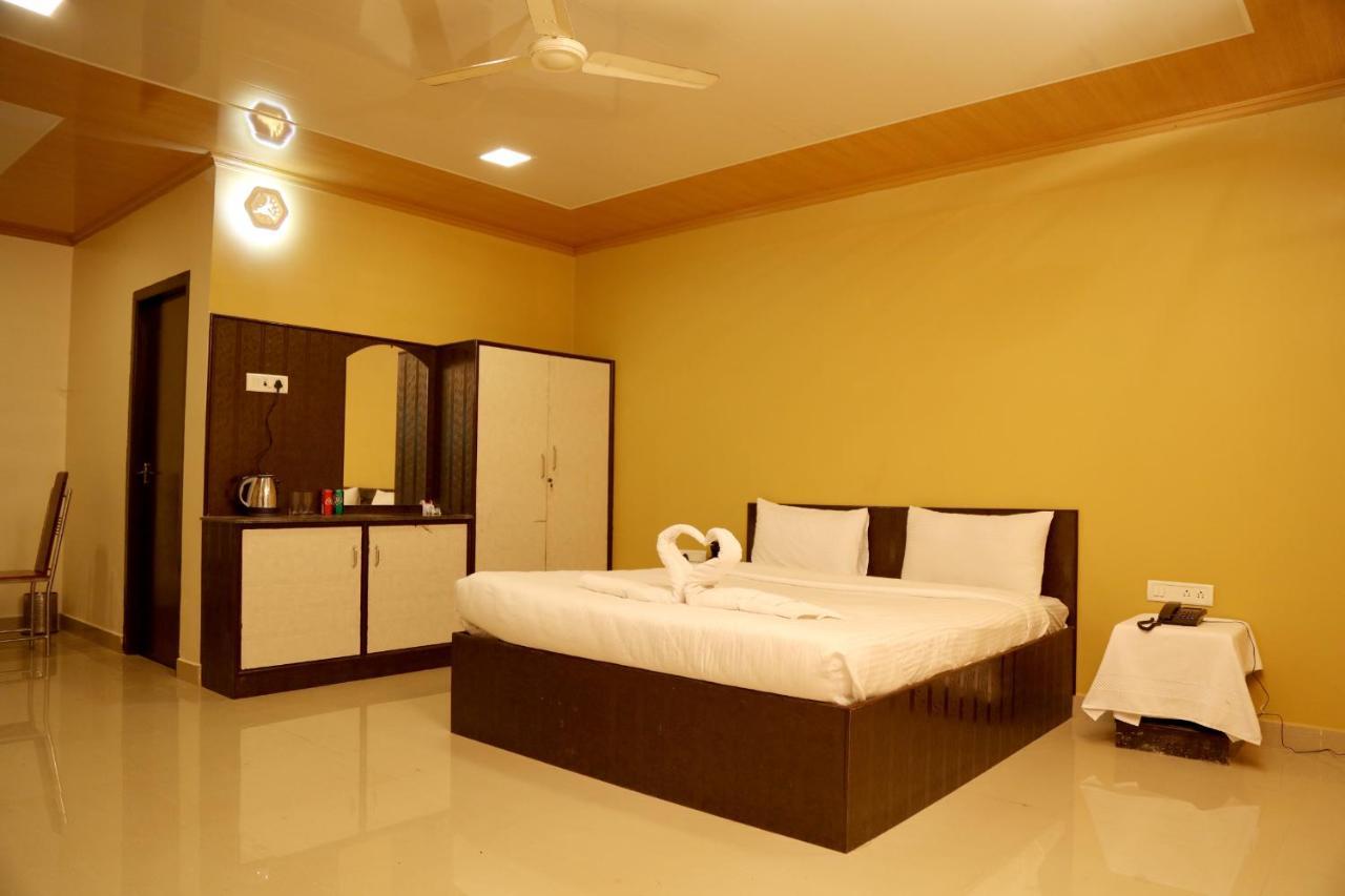 Royal Nature Resort Pollāchi Exterior photo